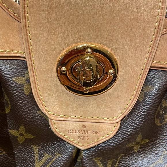 LOUIS VUITTON
Monogram Boetie MM - Picture 4 of 11